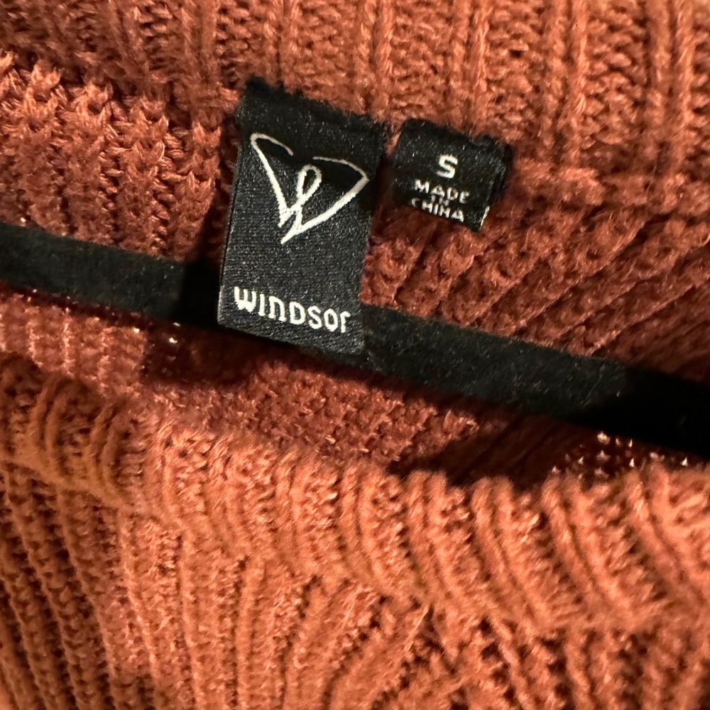 Split back cropped sweater - Picture 3 of 5